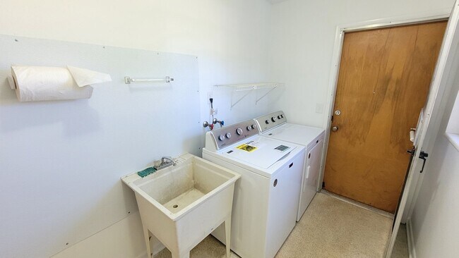 Building Photo - Beautiful Corner Lot Rental-Large 4 Bedroo...