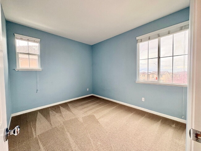 Building Photo - Spacious 4BR / 2.5BA Home in Prime Pittsburgh CA Location