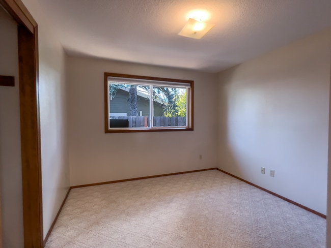 Building Photo - Spacious 3 Bedroom 1 Bath Ranch House  in Milwaukie! Washer and Dryer Included!
