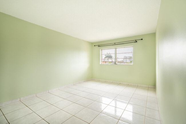 Building Photo - 2200 E Hallandale Beach Blvd