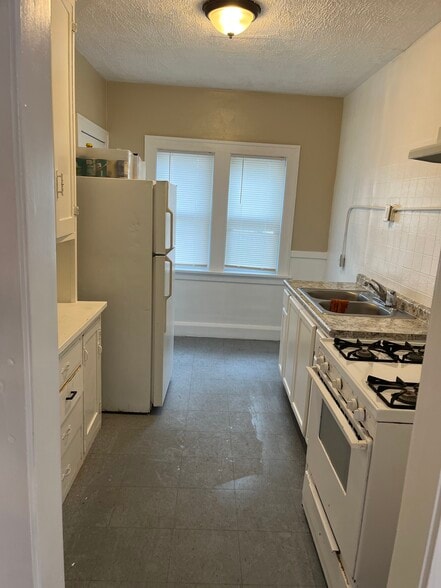 Kitchen - 1623 Parmele St