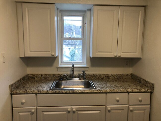 Building Photo - 1567 Clark St