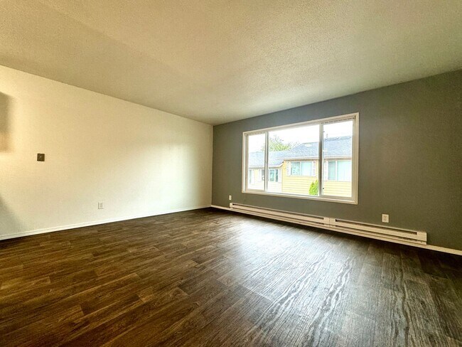 Building Photo - Freshly Updated Top Floor One Bedroom w/ Fresh Paint, New Shower Surround & Stainless Appliances~...