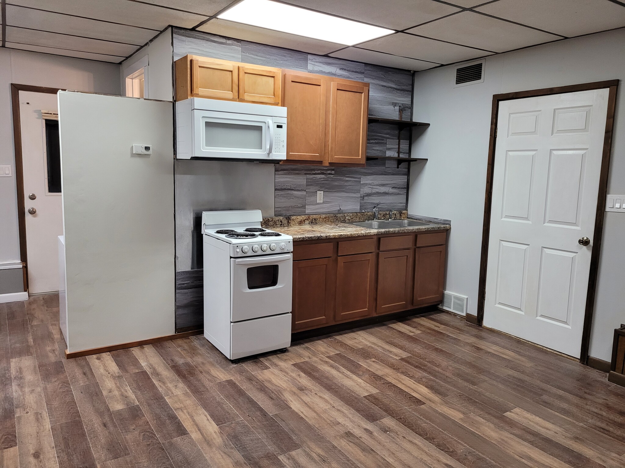 Building Photo - 931 S Fancher Ave