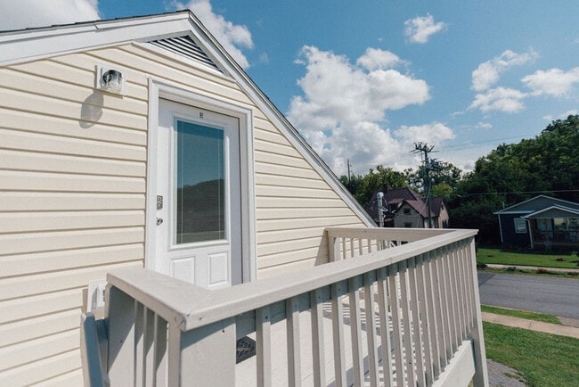 Building Photo - 905 Hill St