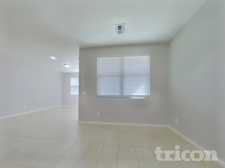 Building Photo - 605 W Cholena Trail