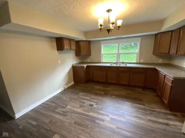 Building Photo - One Level, 3 bedroom