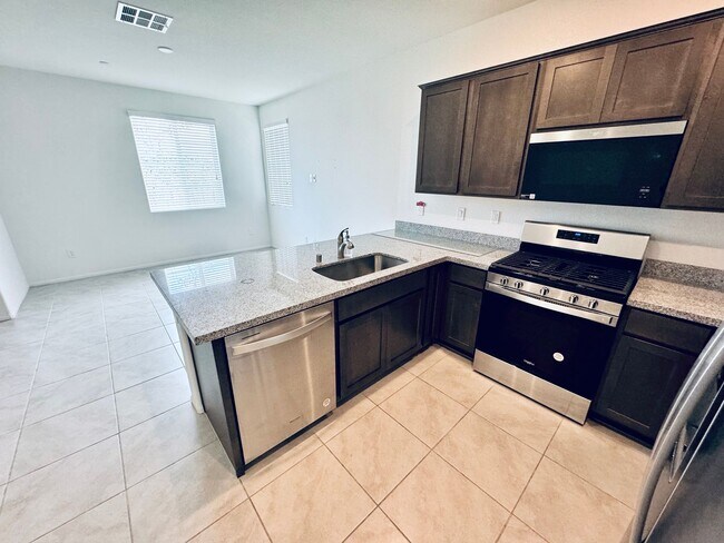 Building Photo - AMAZING, CORNER LOT, UPGRADED TOWNHOME IN "HENDERSON!!"  NEXT DOOR TO COMMUNITY DOG PARK!!