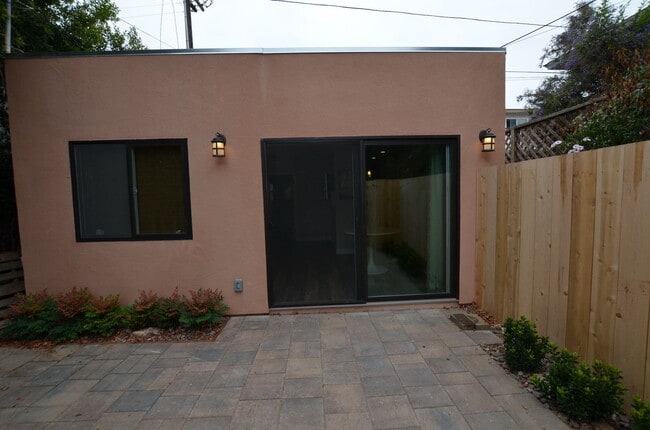 Building Photo - Charming Studio Guest house: Furnished Vacation Rental