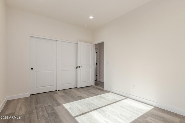 Building Photo - 957 E Desert Dr