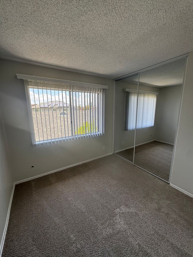 Building Photo - 3 Bed + 1.5 Bath Townhouse