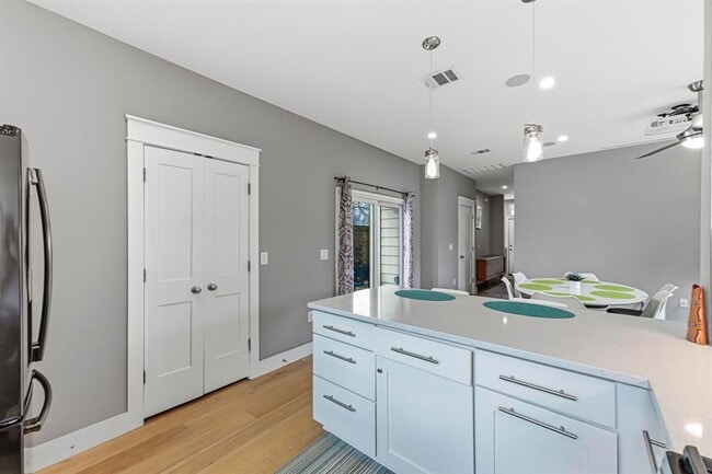 Building Photo - 1801 Pequeno St