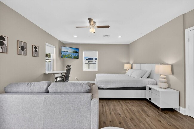 Building Photo - 823 Avenida Hermosa