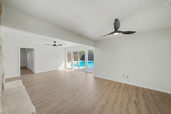 Building Photo - 3204 Lynbrook Dr