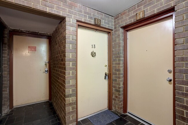 Building Photo - 2 BR/2 BA Garden Level Condo
