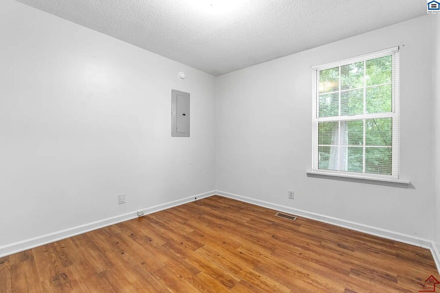 Building Photo - 1907 Roan Dr