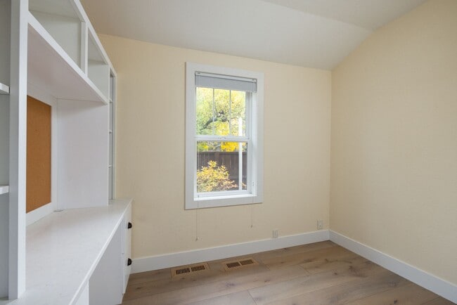 Building Photo - Remodeled & Charming 4 bed/3 bath w/ Yard and Hot Tub