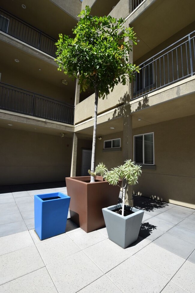 Building Photo - 7851 Ventura Canyon Ave