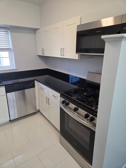 Building Photo - 190 Lake Shore Rd