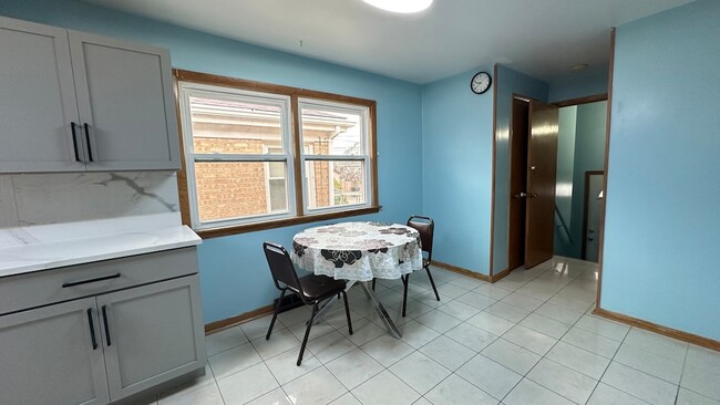 Building Photo - 4819 W Winnemac Ave