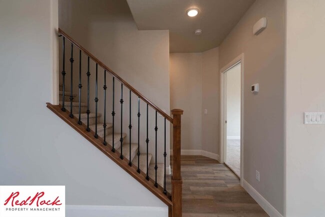 Building Photo - Beautiful Townhome in Hurricane Heights!