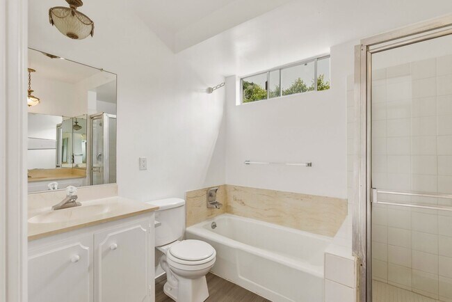 Building Photo - HUGE 2 bed 2 bath in Prime Santa Monica!