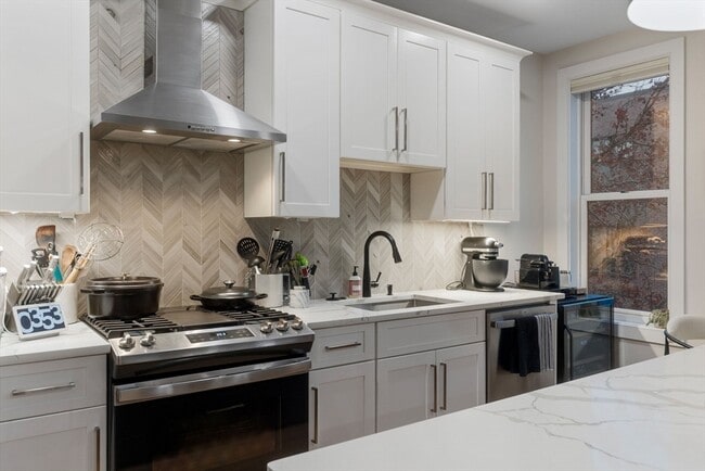 Building Photo - 202 Maverick St