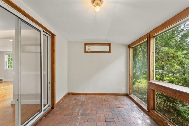 Building Photo - 42 Elinor Rd