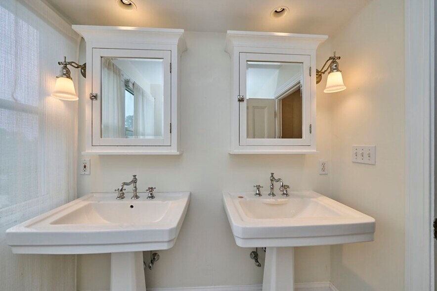 Building Photo - 16 Indiana Ter