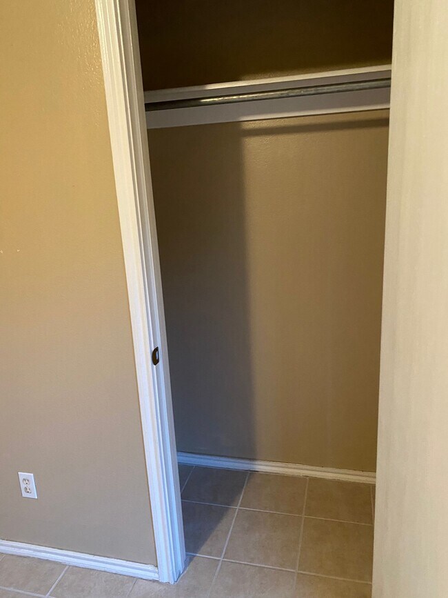 Building Photo - 811 E Stonegate Dr