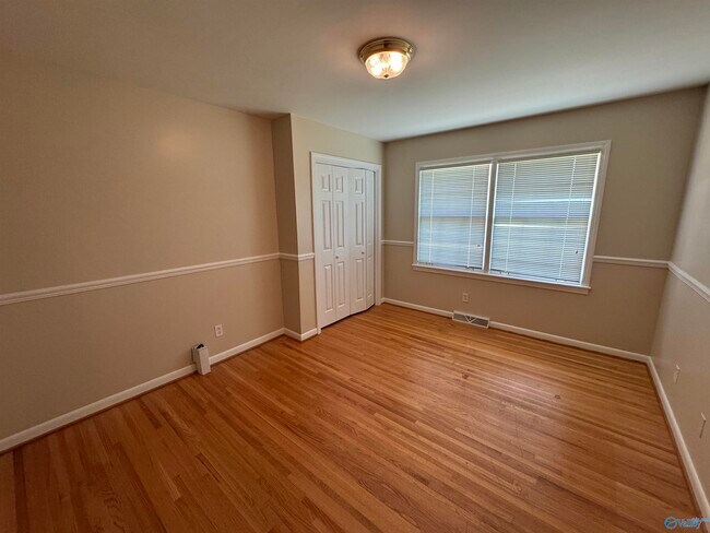 Building Photo - 816 Mira Vista Dr SE