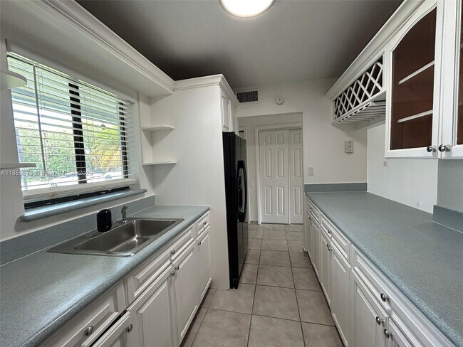 Building Photo - 153 Lakeview Dr