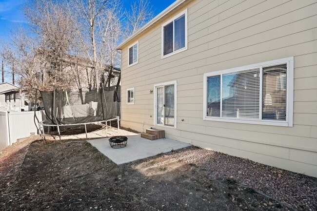 Building Photo - 2205 Meadowlark Ln