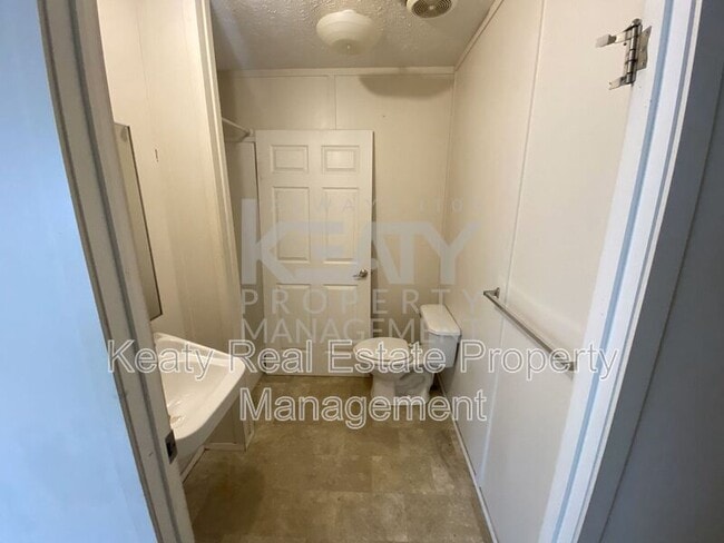Building Photo - 926 S Railroad Ave