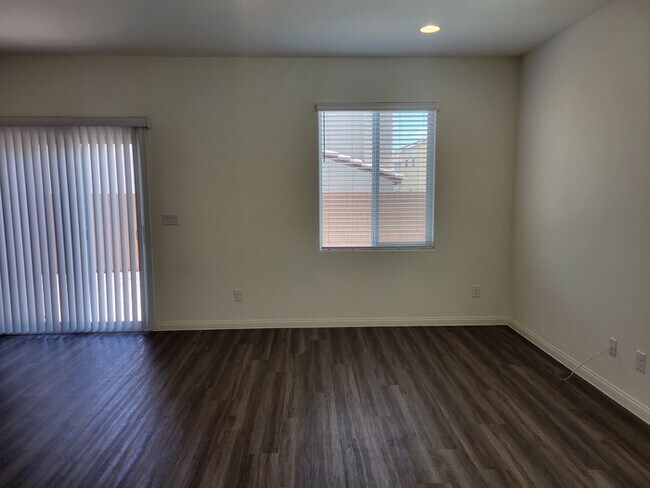 Building Photo - Beautiful 4 bedroom home!