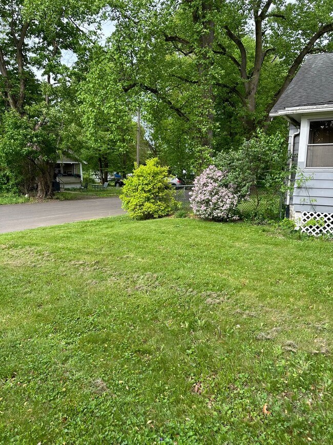 Building Photo - 2 Bedrooms  & 1 Bathroom - West side of Barberton