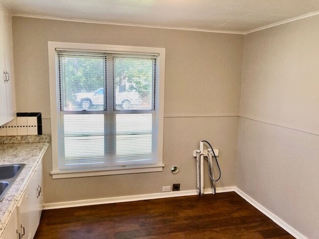 Building Photo - $500 OFF MOVE IN SPECIAL-DESIRABLE BENTON-...