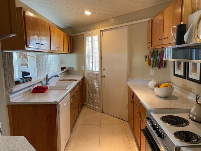 Building Photo - 37800 Da Vall Dr