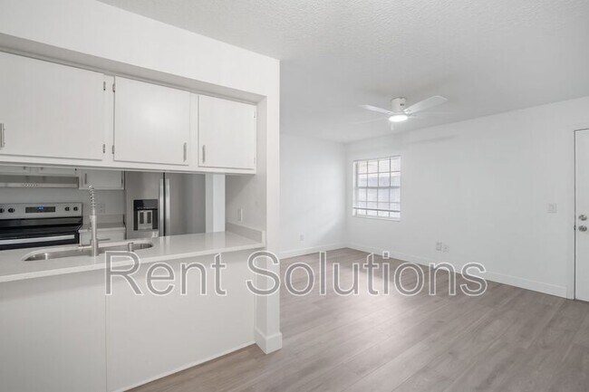 Building Photo - 4928 W Gandy Blvd