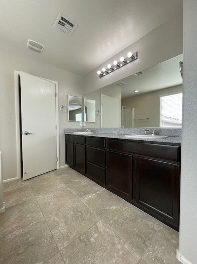 Building Photo - Beautiful South West Home-Coming Soon-8/21/26!
