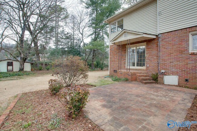 Building Photo - 2700 Briarwood Dr SE