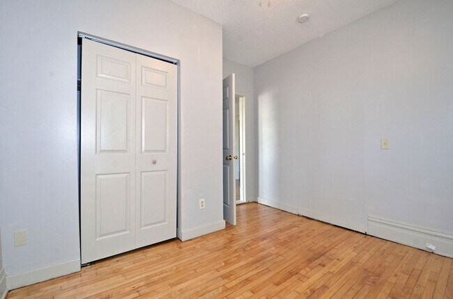 Building Photo - Spacious 3-Bedroom Lower-Level Unit Available Now in West St. Paul!