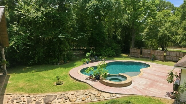 Building Photo - 223 Pin Oak Ln