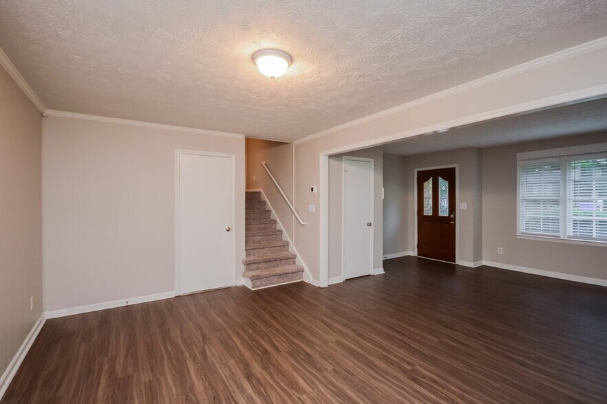 Building Photo - 990 Woodbridge Dr NE