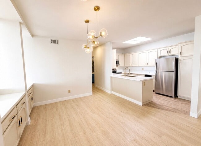 Building Photo - 2 Bedroom 2 Bath Bay Park Condo with Stunning Mission Bay Views!!