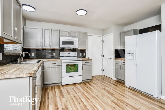 Building Photo - 215 Coachman Way