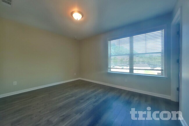 Building Photo - 305 Knowles Pl