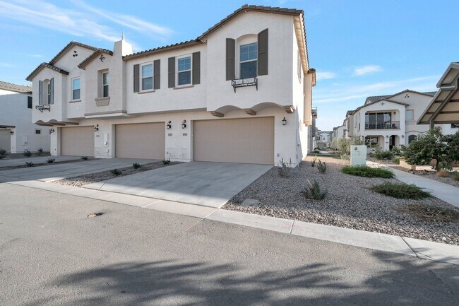 Building Photo - Like New Luxurious Modern 3 Bedroom 2 Bath...