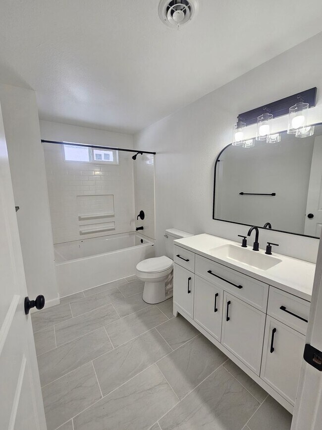 Building Photo - Renovated 4 Bedroom Home