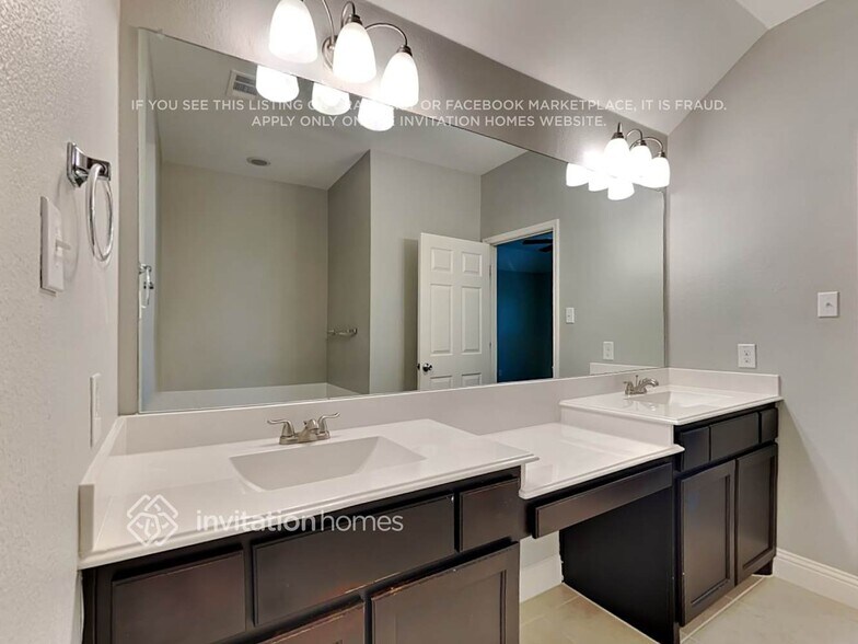 Building Photo - 1304 Roadrunner Dr